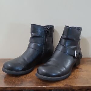 b.o.c. JOYNER Faux Leather Black Buckle Ankle Booties size 8